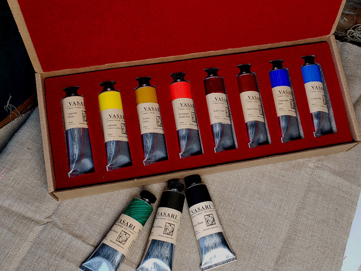 the new Eric Alexander Santoli Paint
Set of 11 colors, 40ml size tubes in foam lined set box shown on linen background