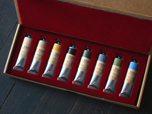 Set of Color and Light is the complete collection of eight highly chromatic and distinctive grays. Expertly compounded from bright complements, including Cadmium Yellow, each of these eight uniquely colorful grays brings a real sense of light and space and is outstanding when included in a mixture.